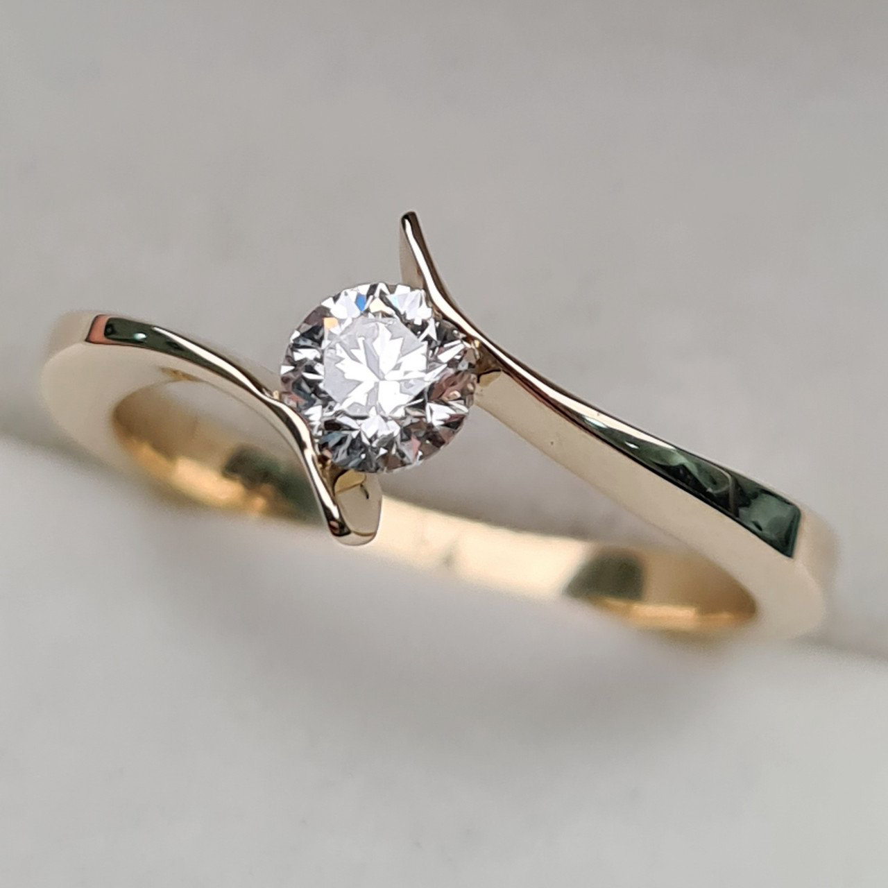 Кольцо Deimantas 95131321 16,5р 2,54гр 0,36ct. купить,NaN