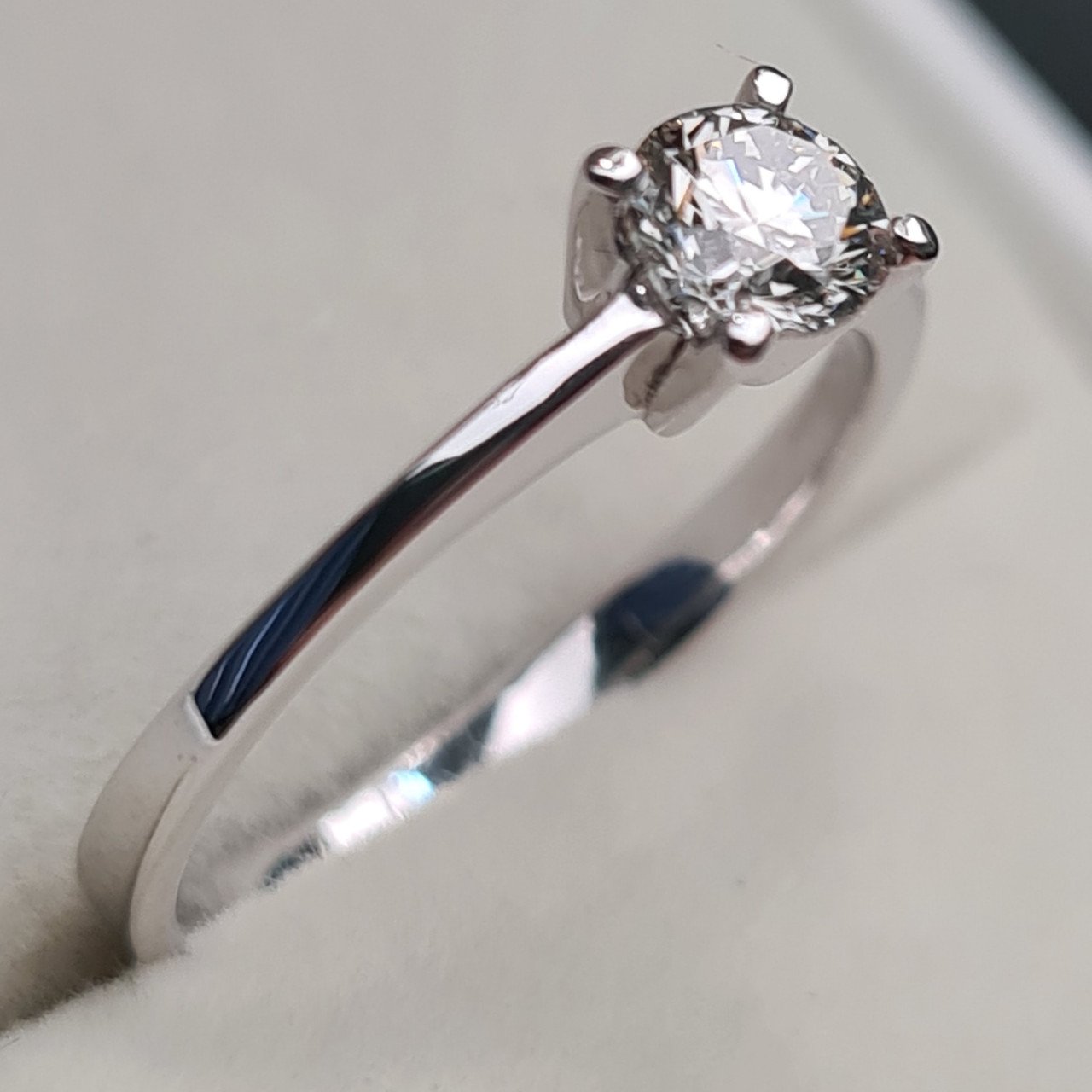 Кольцо Deimantas 97341007 16,5р 1,85гр 0,42ct. купить,NaN