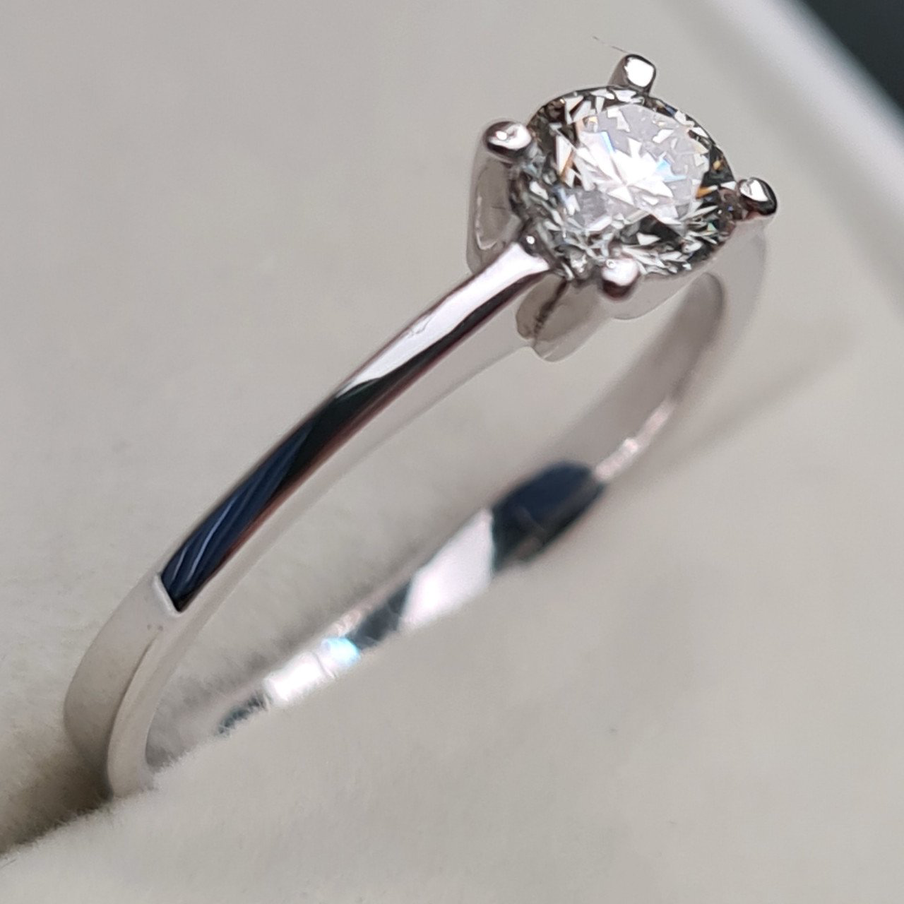 Кольцо Deimantas 97341007 16,5р 1,85гр 0,42ct. купить,NaN