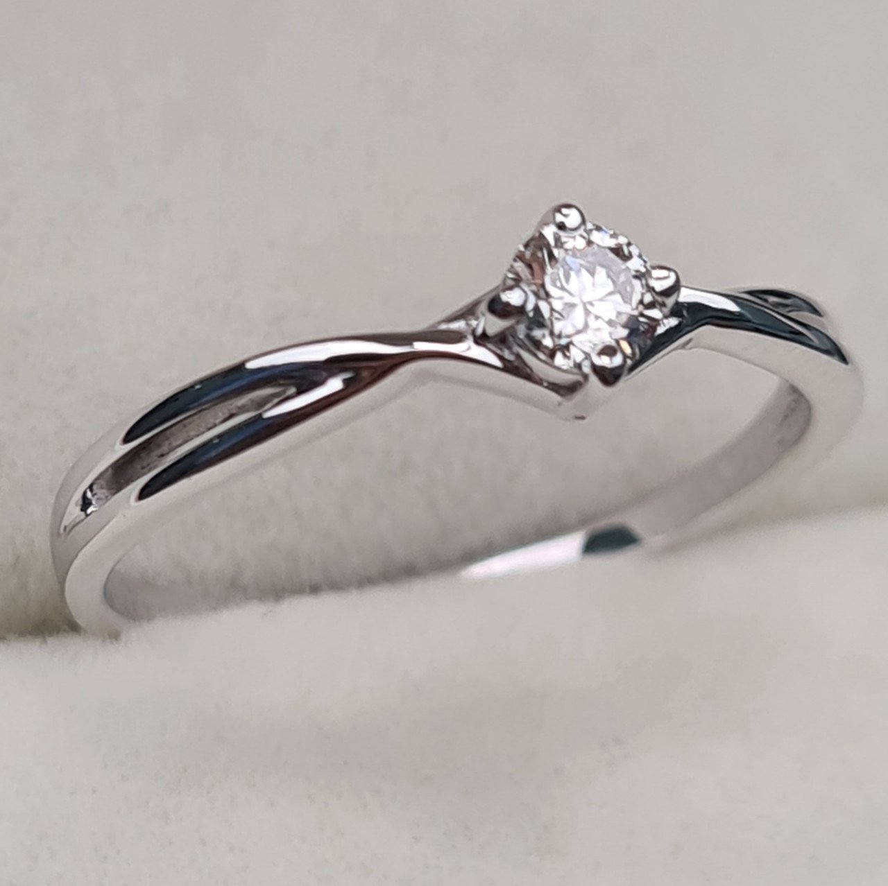 Кольцо Deimantas 97341061 16р 1,45гр 0,193ct. купить,NaN