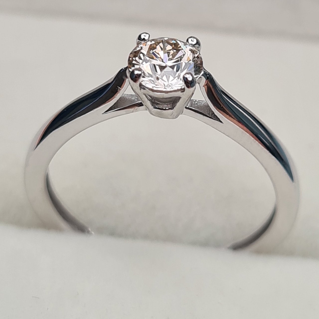 Кольцо Deimantas 97341026 17р 1,89гр 0,51ct. купить,NaN