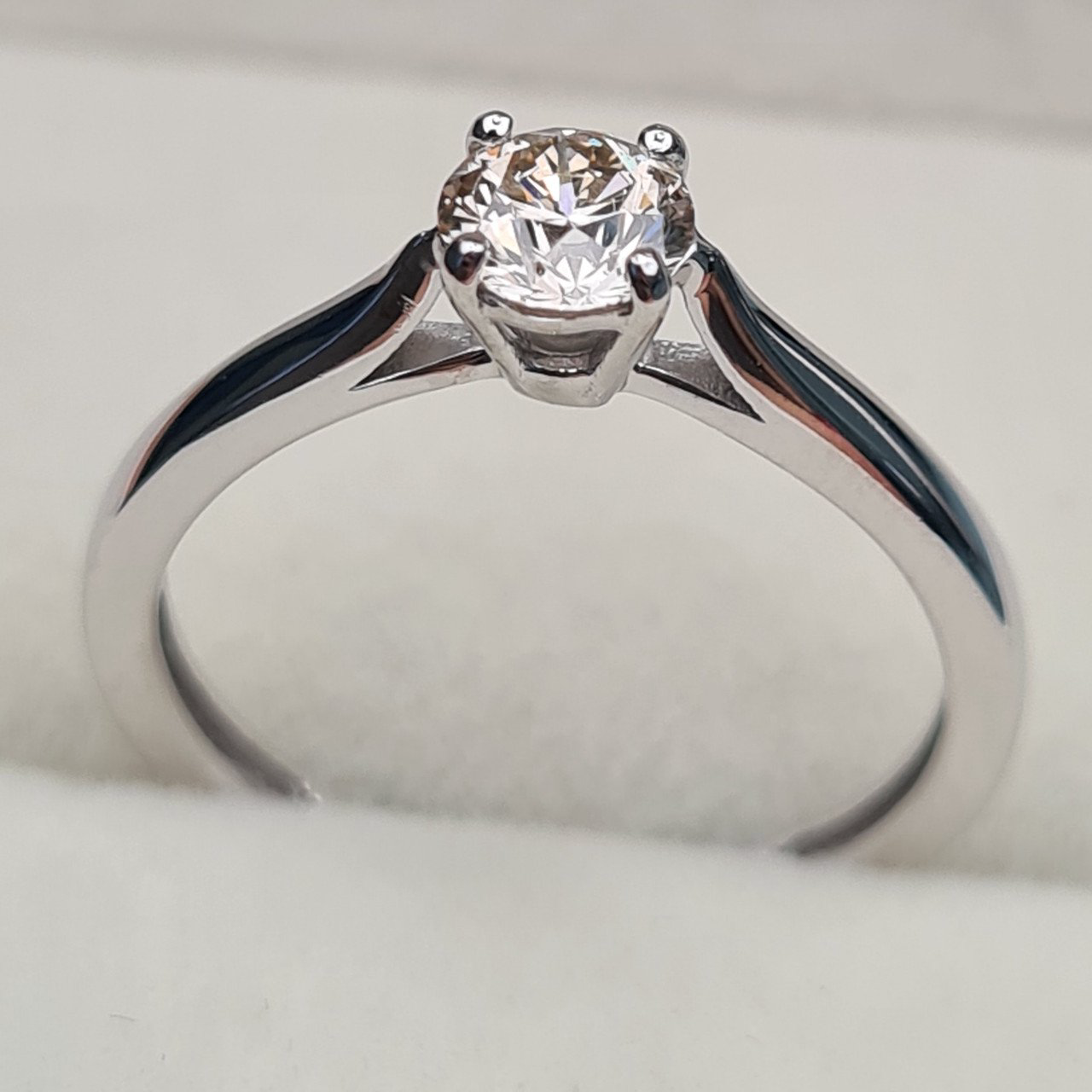 Кольцо Deimantas 97341026 17р 1,89гр 0,51ct. купить,NaN