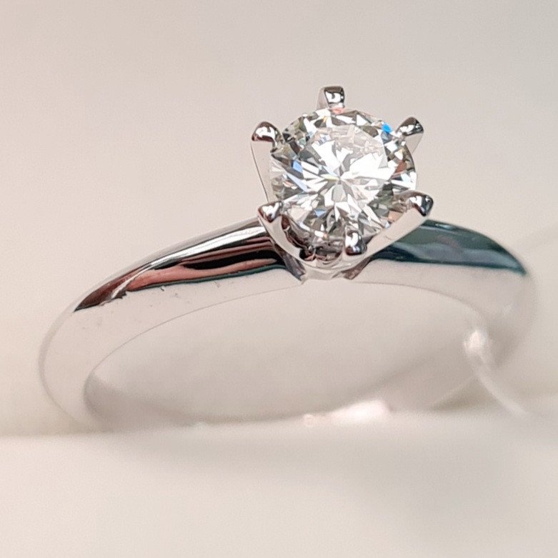 Кольцо Deimantas 95774361 16,51р 2,6гр 0,52ct. купить,NaN