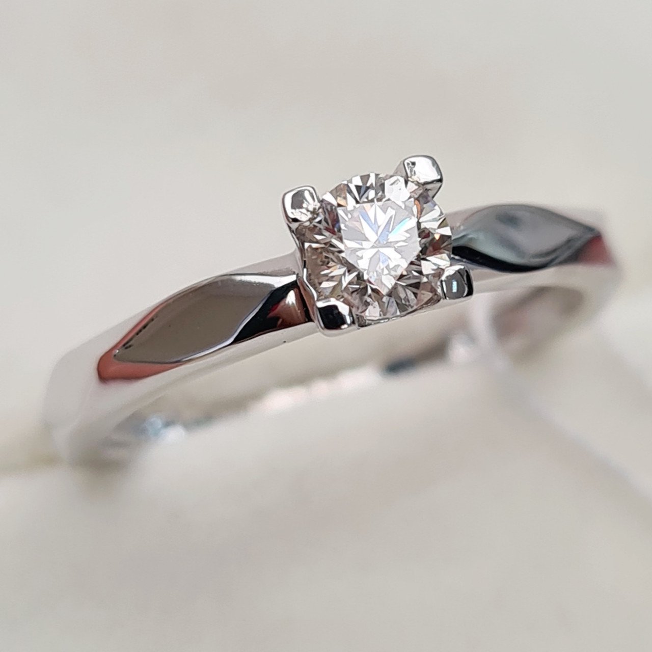 Кольцо Deimantas 92063258 16,5р 2,59гр 0,27ct. купить,NaN