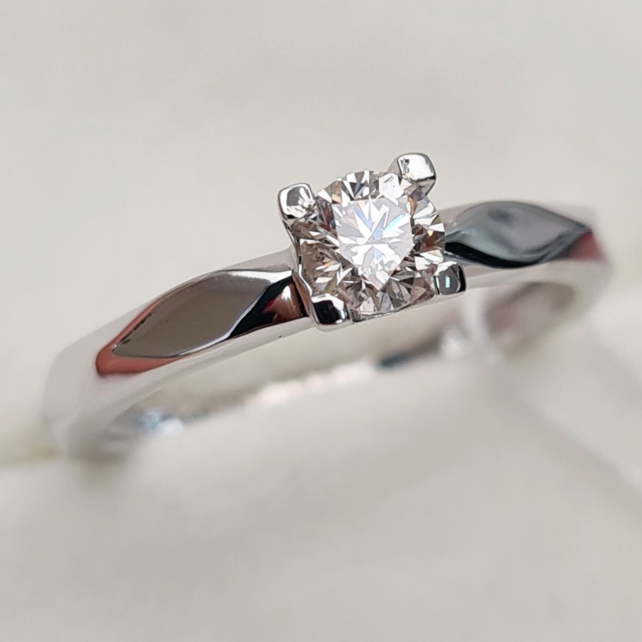 Кольцо Deimantas 92063258 16,5р 2,59гр 0,27ct. купить,NaN