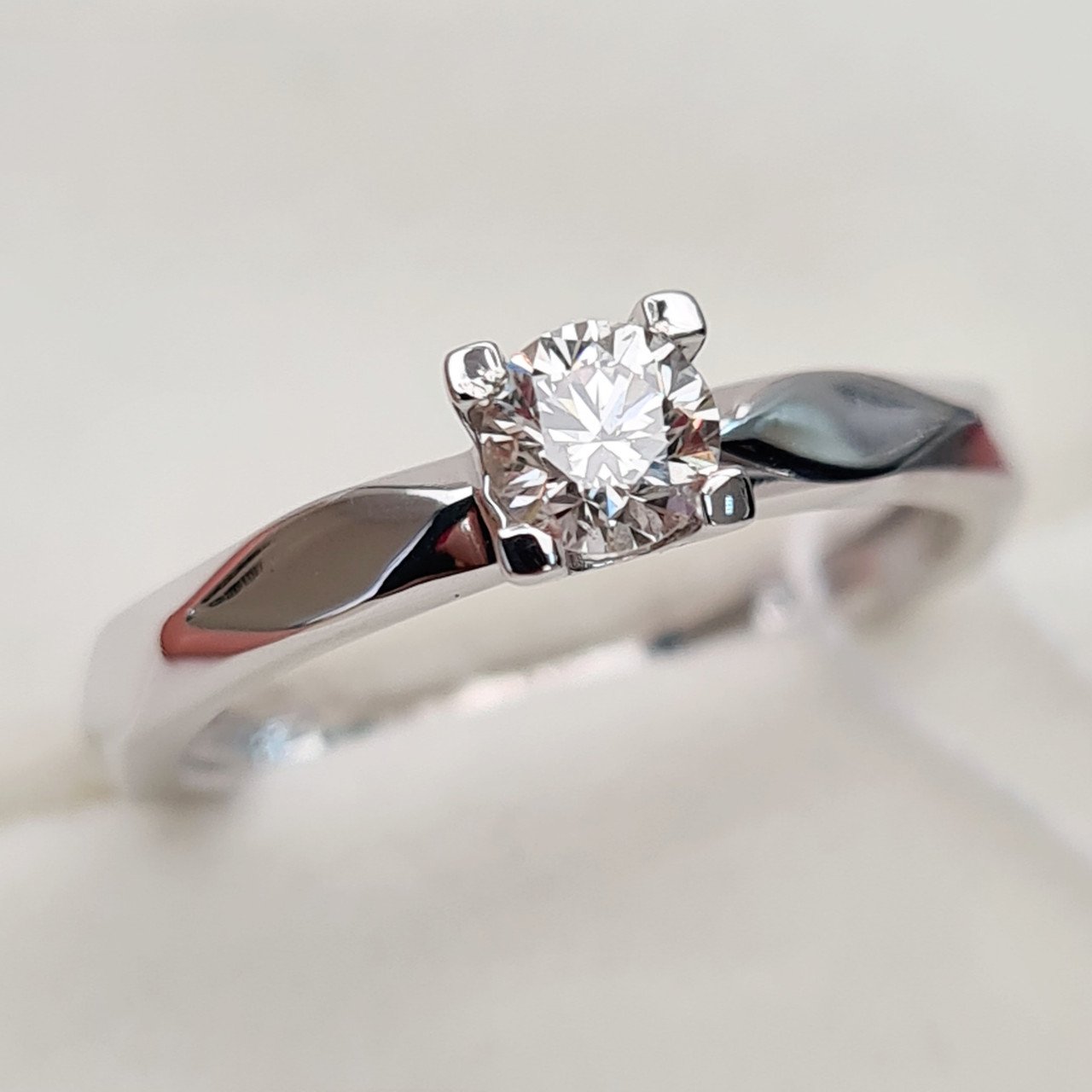 Кольцо Deimantas 92063258 16,5р 2,59гр 0,27ct. купить,NaN