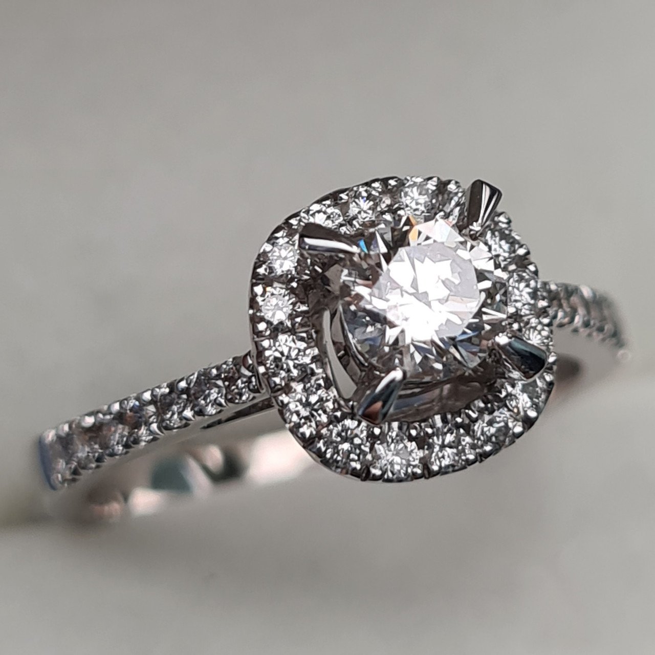 Кольцо Deimantas 95790701 17р 3,3гр 0,74ct. купить,NaN