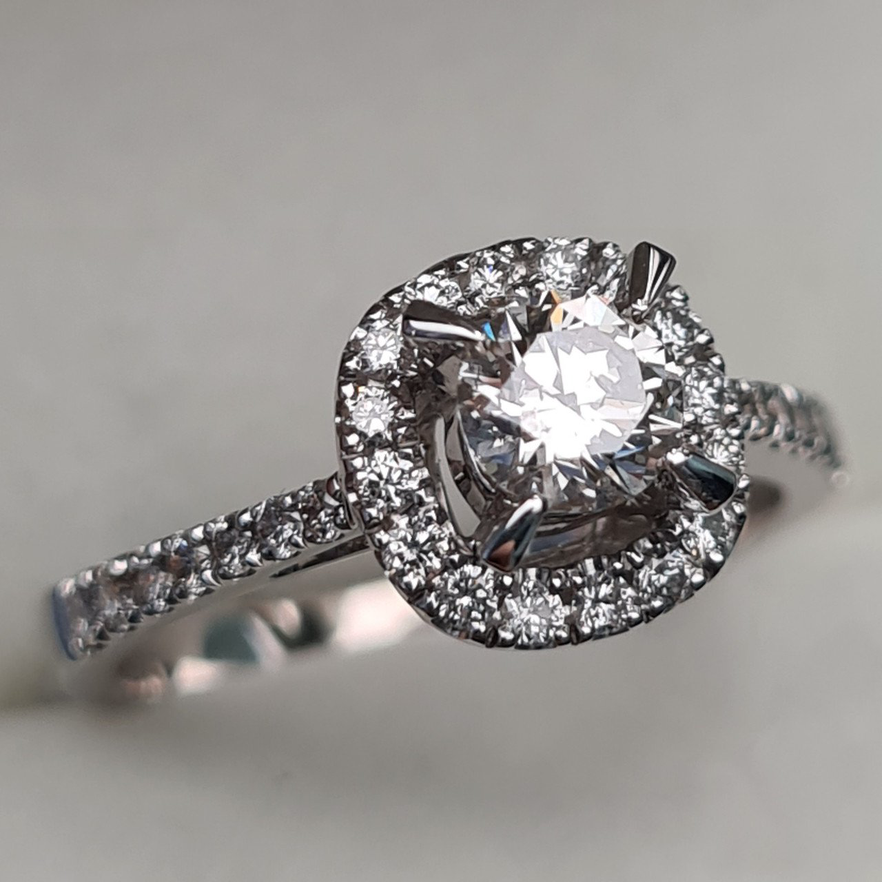 Кольцо Deimantas 95790701 17р 3,3гр 0,74ct. купить,NaN