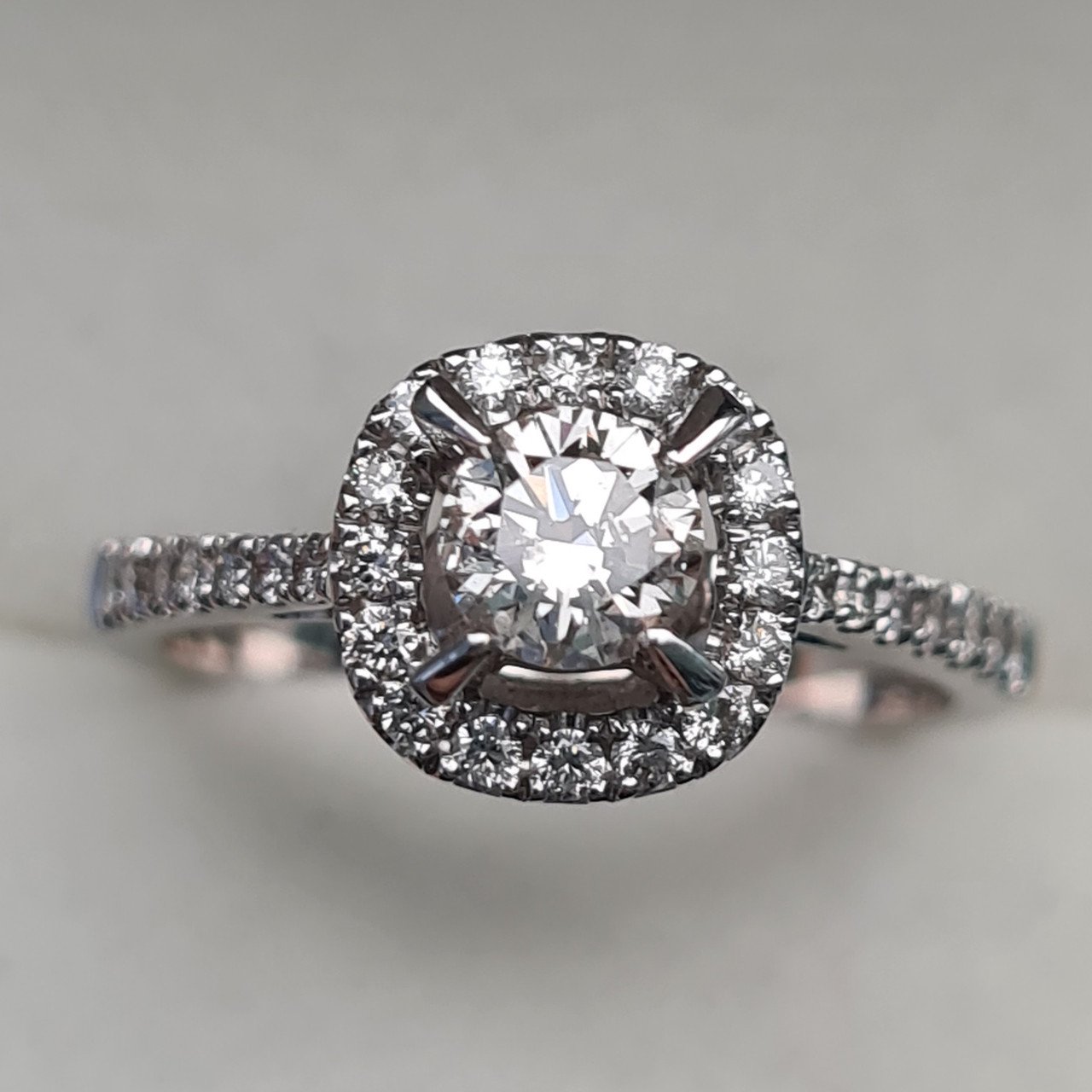 Кольцо Deimantas 95790701 17р 3,3гр 0,74ct. купить,NaN