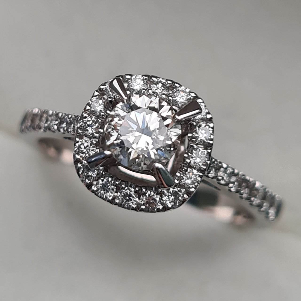 Кольцо Deimantas 95790701 17р 3,3гр 0,74ct. купить,NaN