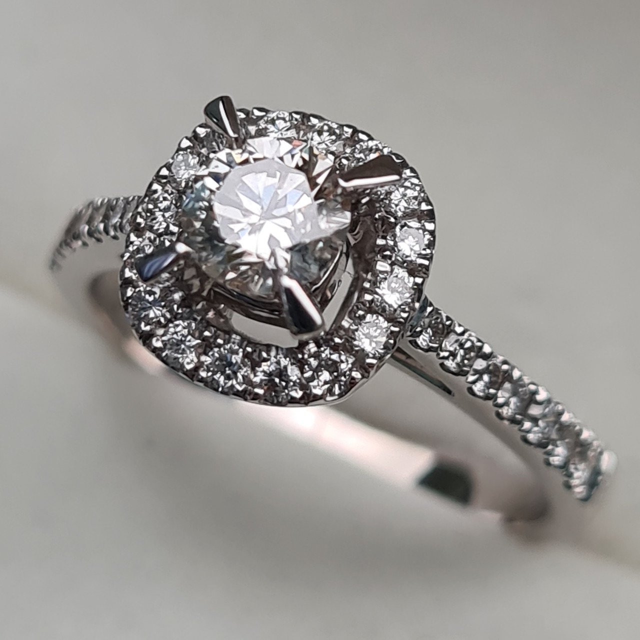 Кольцо Deimantas 95790701 17р 3,3гр 0,74ct. купить,NaN