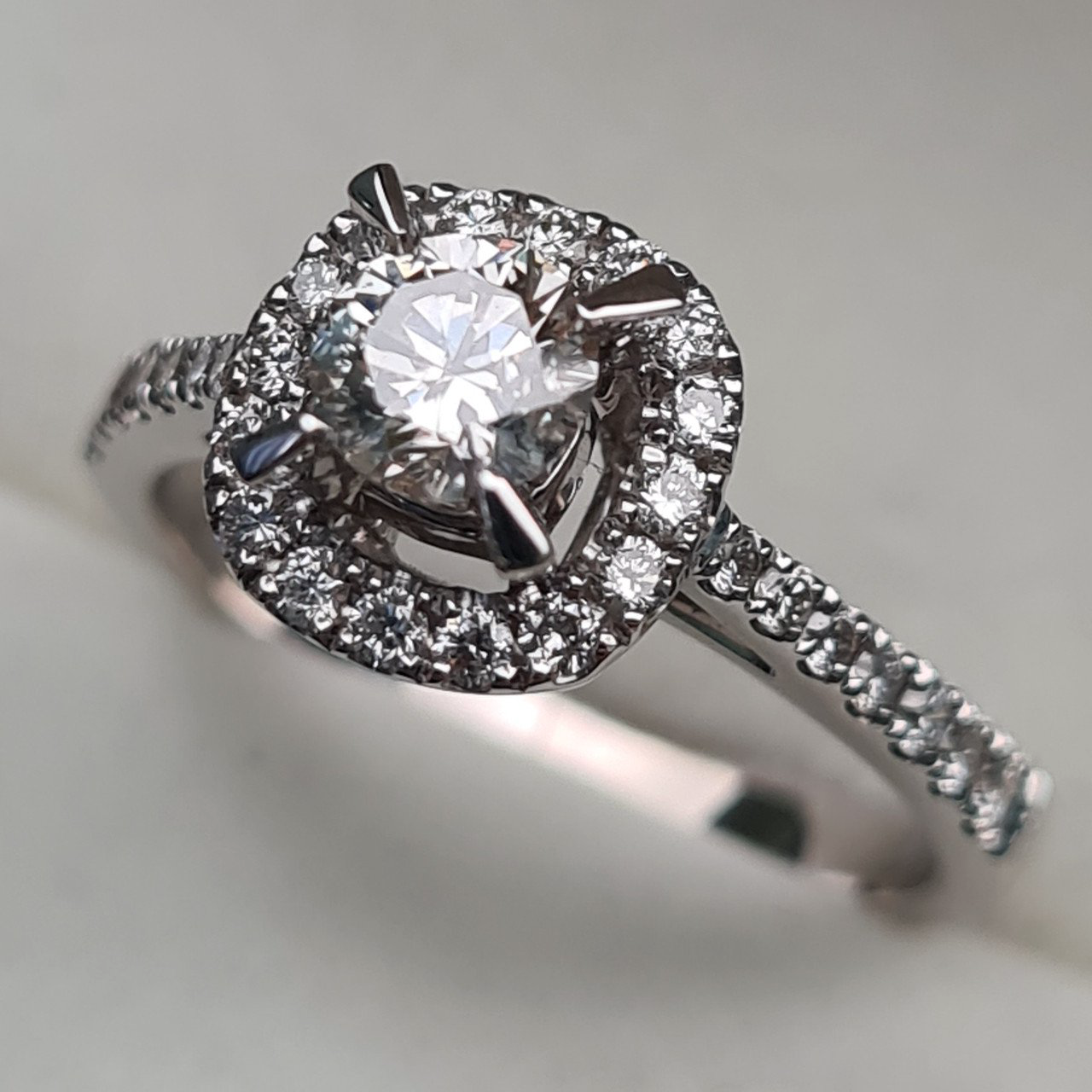 Кольцо Deimantas 95790701 17р 3,3гр 0,74ct. купить,NaN