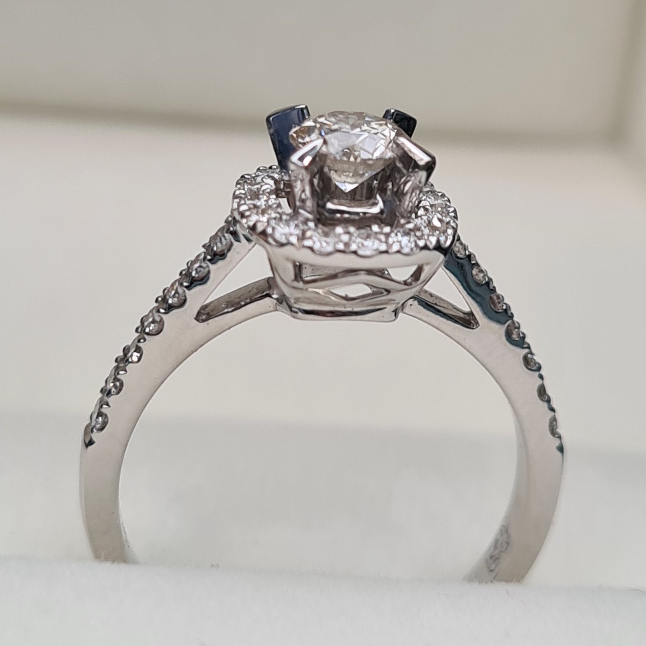 Кольцо Deimantas 95790701 17р 3,3гр 0,74ct. купить,NaN