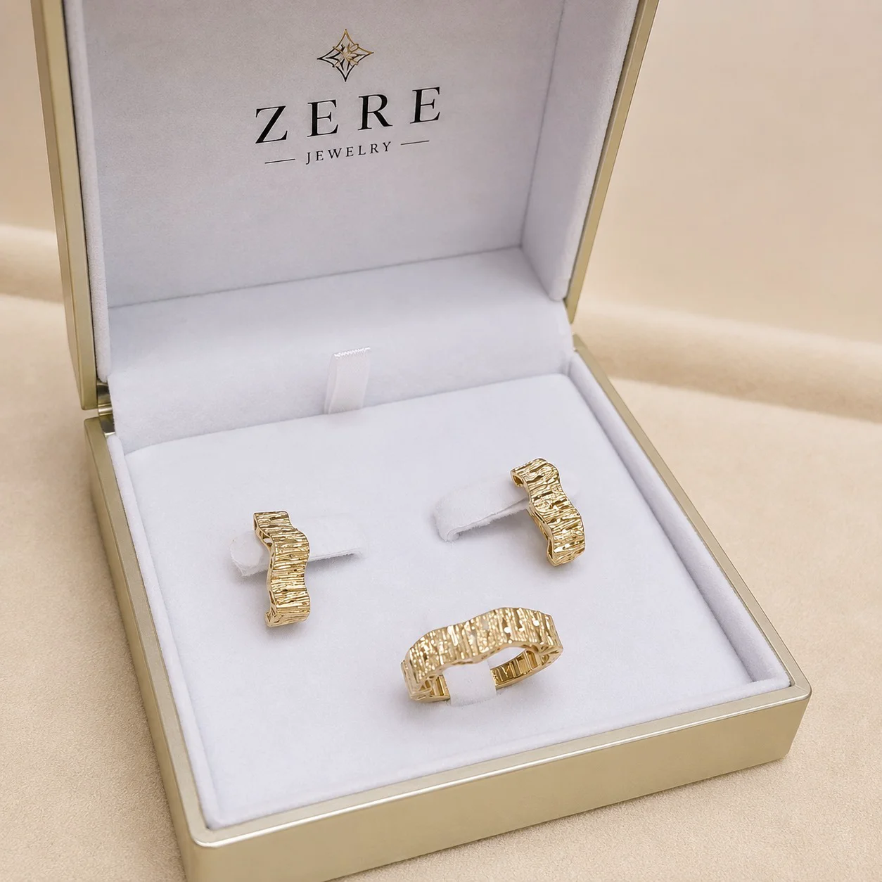 Комплект Zere серьги и кольцо золото 585  5.11 гр 18.5р купить,418020