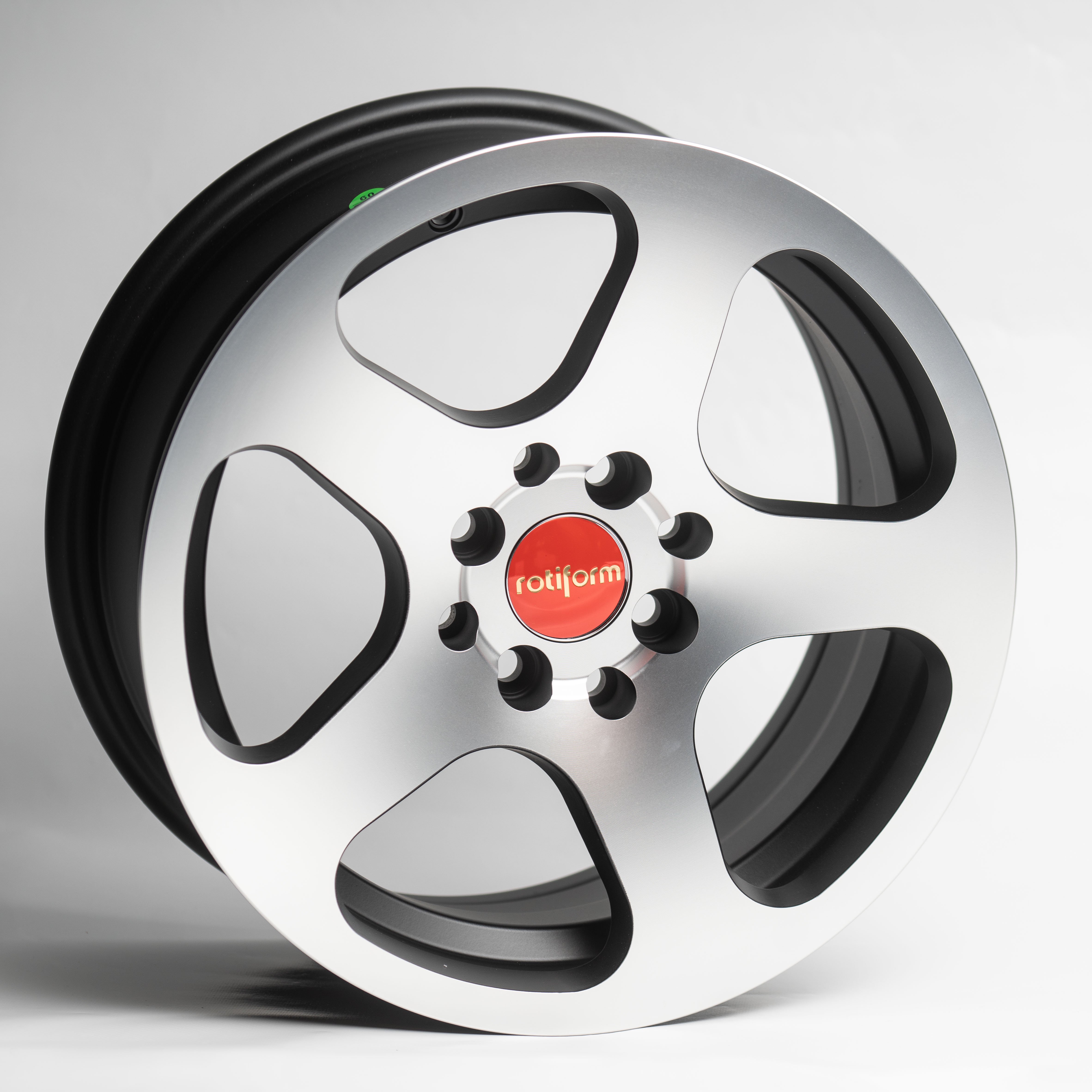 Комплект дисков Kipardo 25026  8х100/114,3 R15х7 СВ73,1 ЕТ35 MBMF купить,NaN