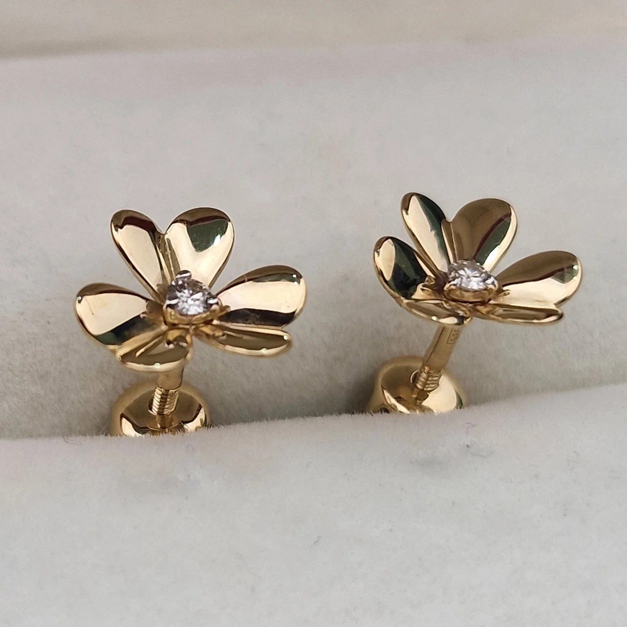 Серьги Deimantas 106082419 1,27гр 0,067ct. купить,NaN