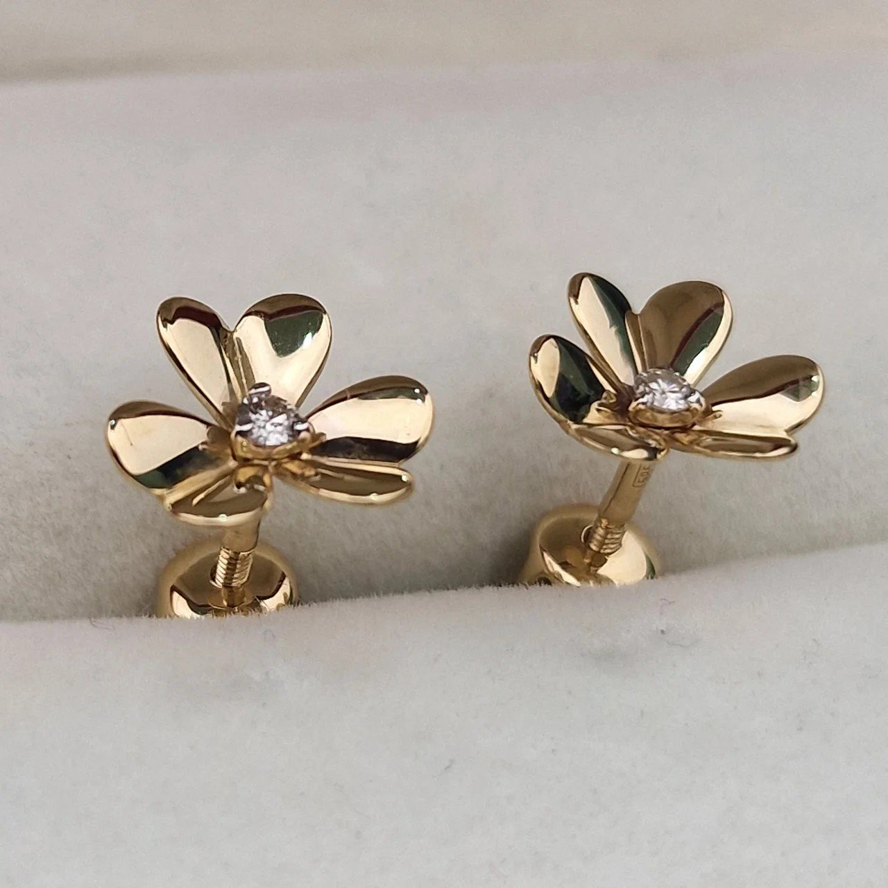 Серьги Deimantas 106082419 1,27гр 0,067ct. купить,NaN