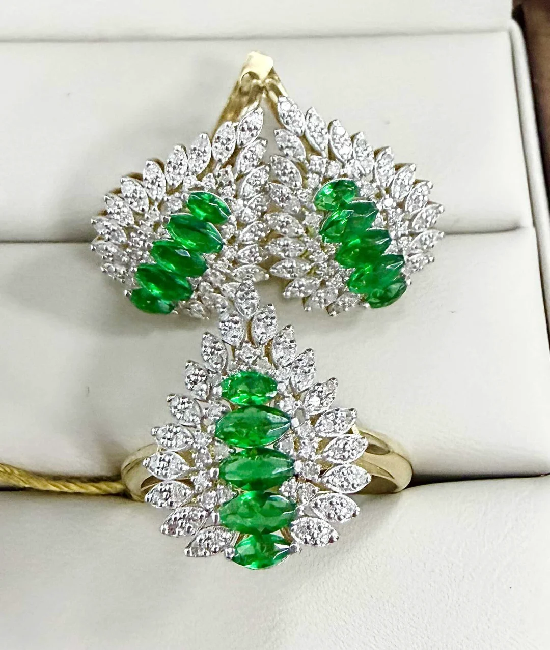 Комплект Luxrai изумруд, бриллиант, желтое золото 585 купить,NaN