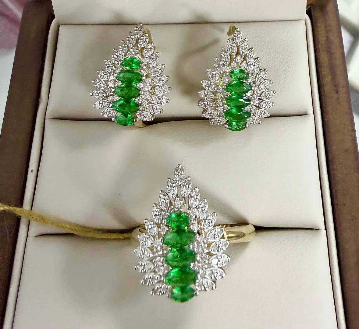Комплект Luxrai изумруд, бриллиант, желтое золото 585 купить,NaN