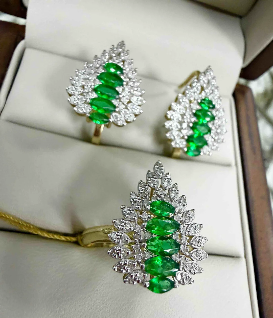 Комплект Luxrai изумруд, бриллиант, желтое золото 585 купить,NaN