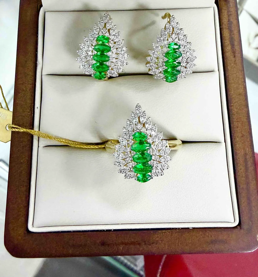 Комплект Luxrai изумруд, бриллиант, желтое золото 585 купить,NaN