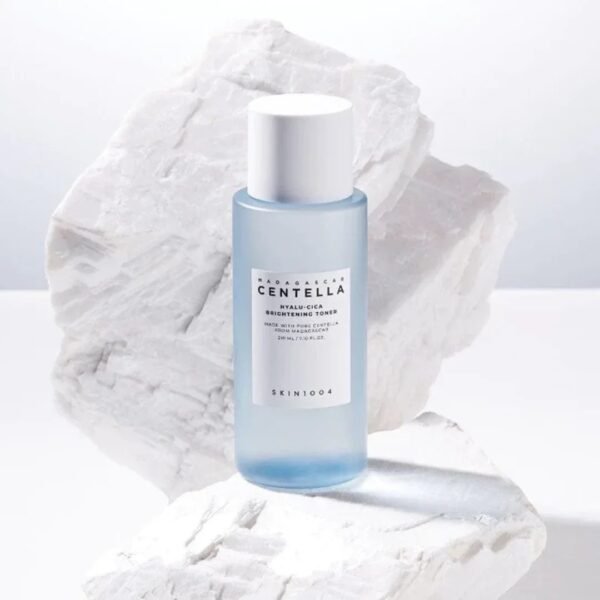 Skin1004 тонер SKIN1004 Madagascar Centella Hyalu-Cica Brightening Toner 210 мл