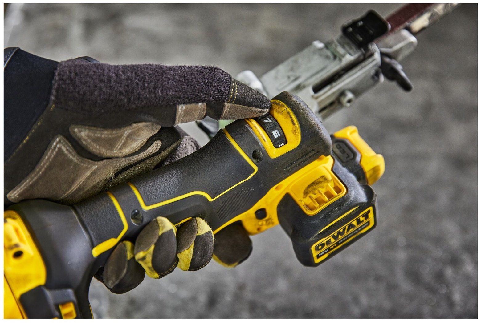Ленточная шлифмашина DeWALT DCM200NT-XJ купить,202060