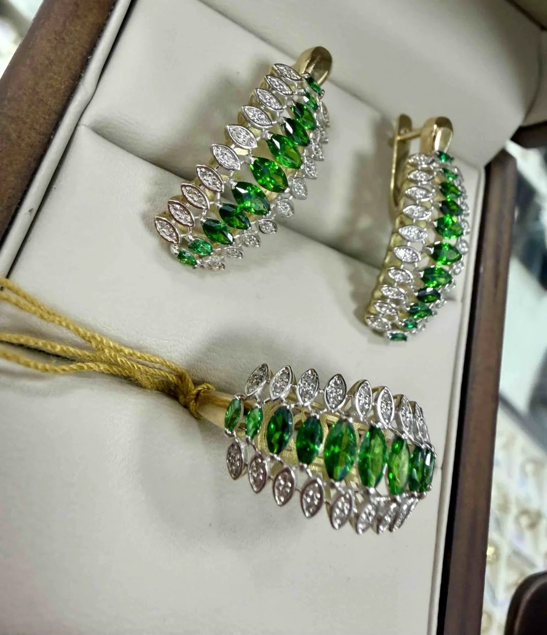 Комплект Luxrai изумруд, бриллиант желтое золото 585 купить,NaN