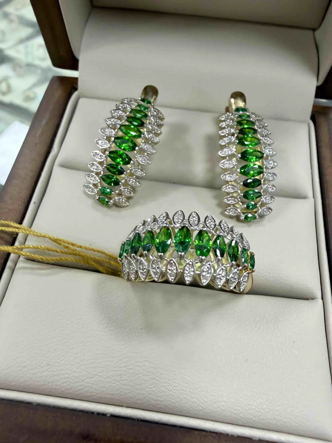 Комплект Luxrai изумруд, бриллиант желтое золото 585 купить,NaN