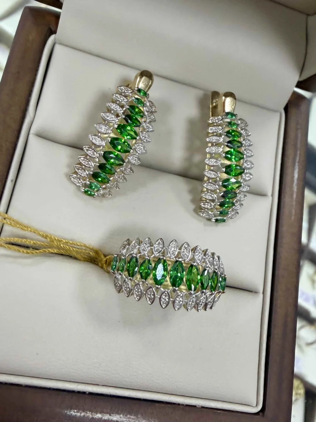 Комплект Luxrai изумруд, бриллиант желтое золото 585 купить,NaN
