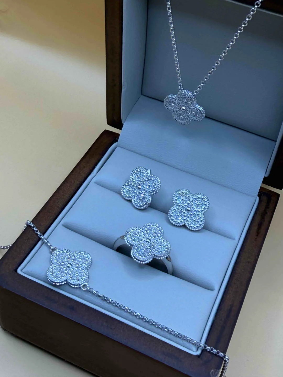 Комплект Luxrai бриллиант, белое золото 585 купить,NaN