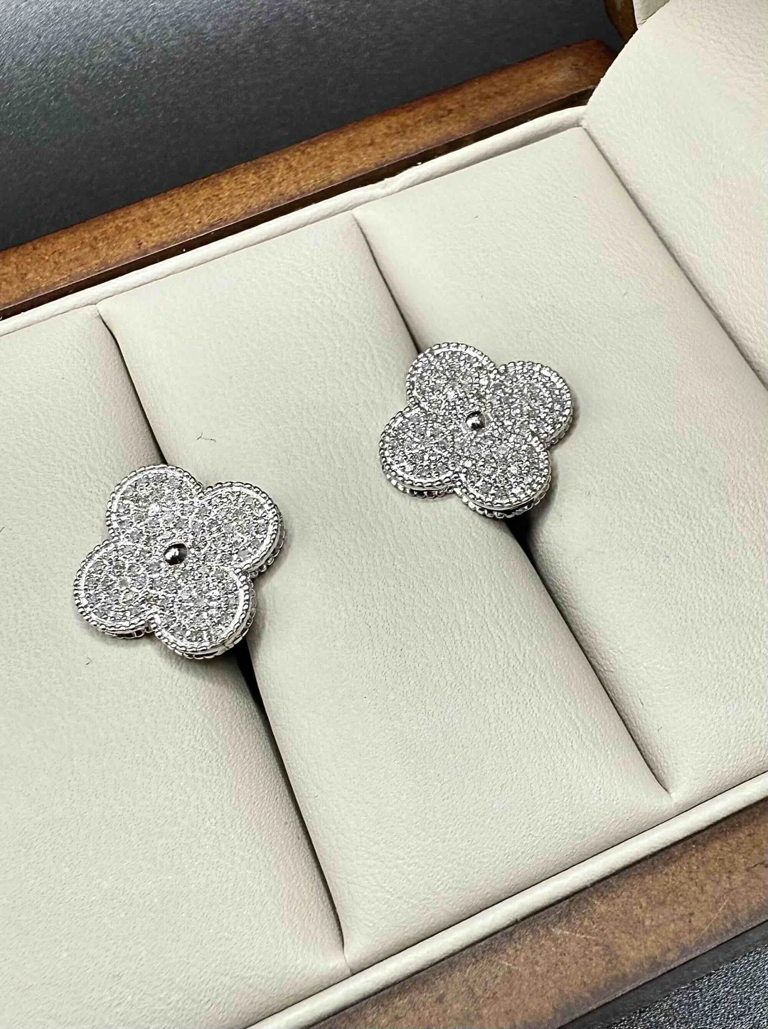 Серьги Luxrai бриллиант, белое золото 585 купить,NaN