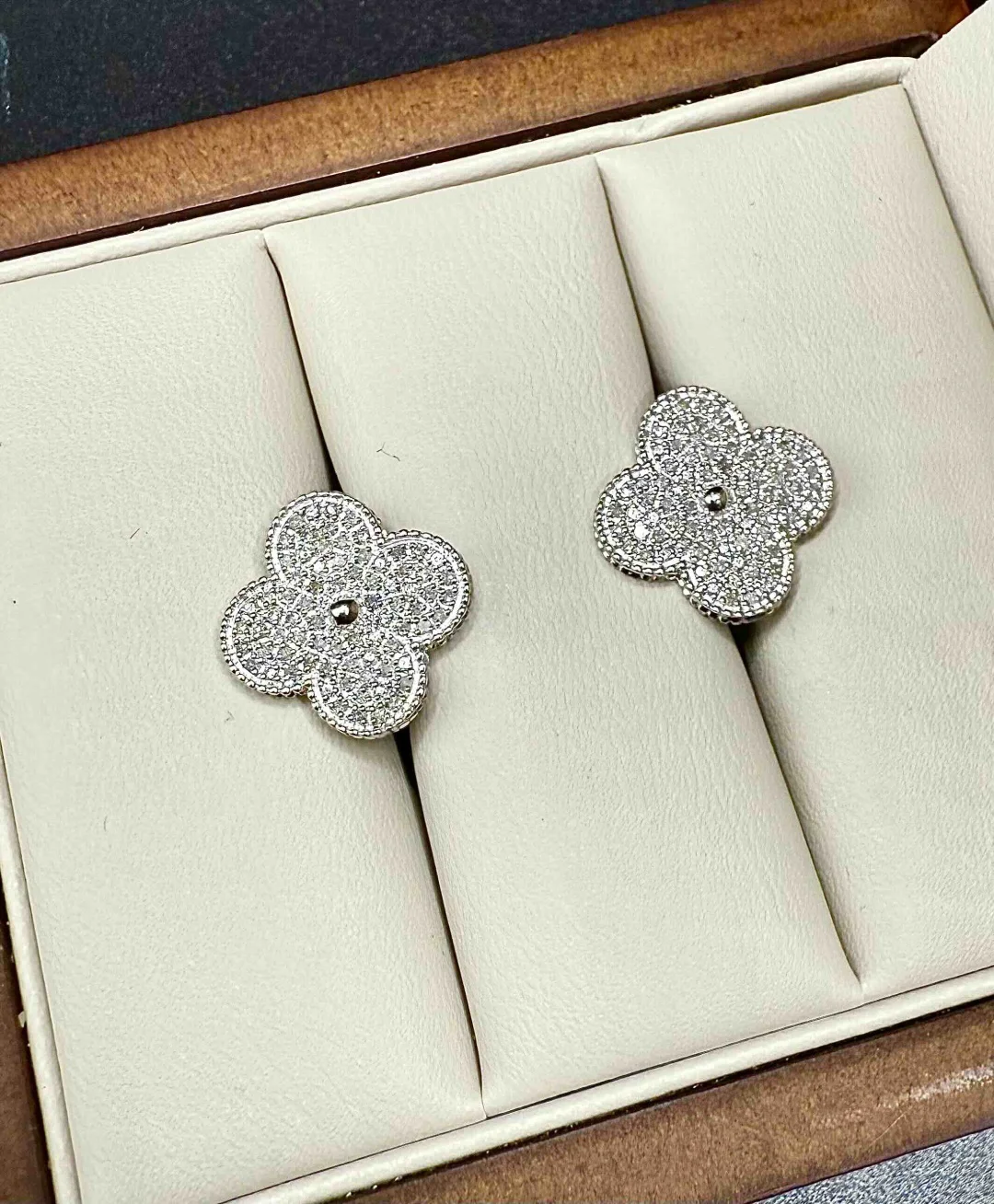 Серьги Luxrai бриллиант, белое золото 585 купить,NaN