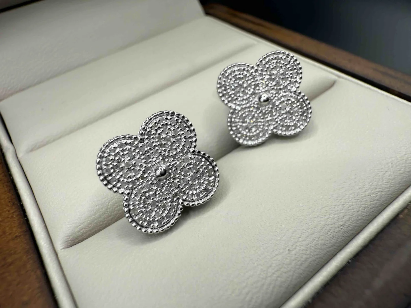 Серьги Luxrai бриллиант, белое золото 585 купить,NaN