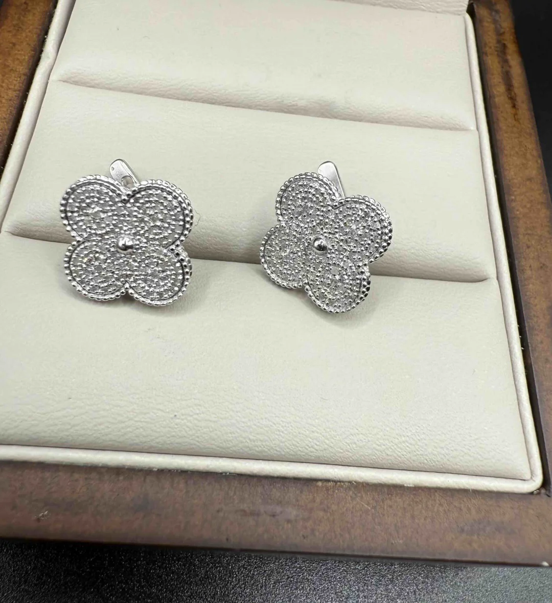 Серьги Luxrai бриллиант, белое золото 585 купить,NaN