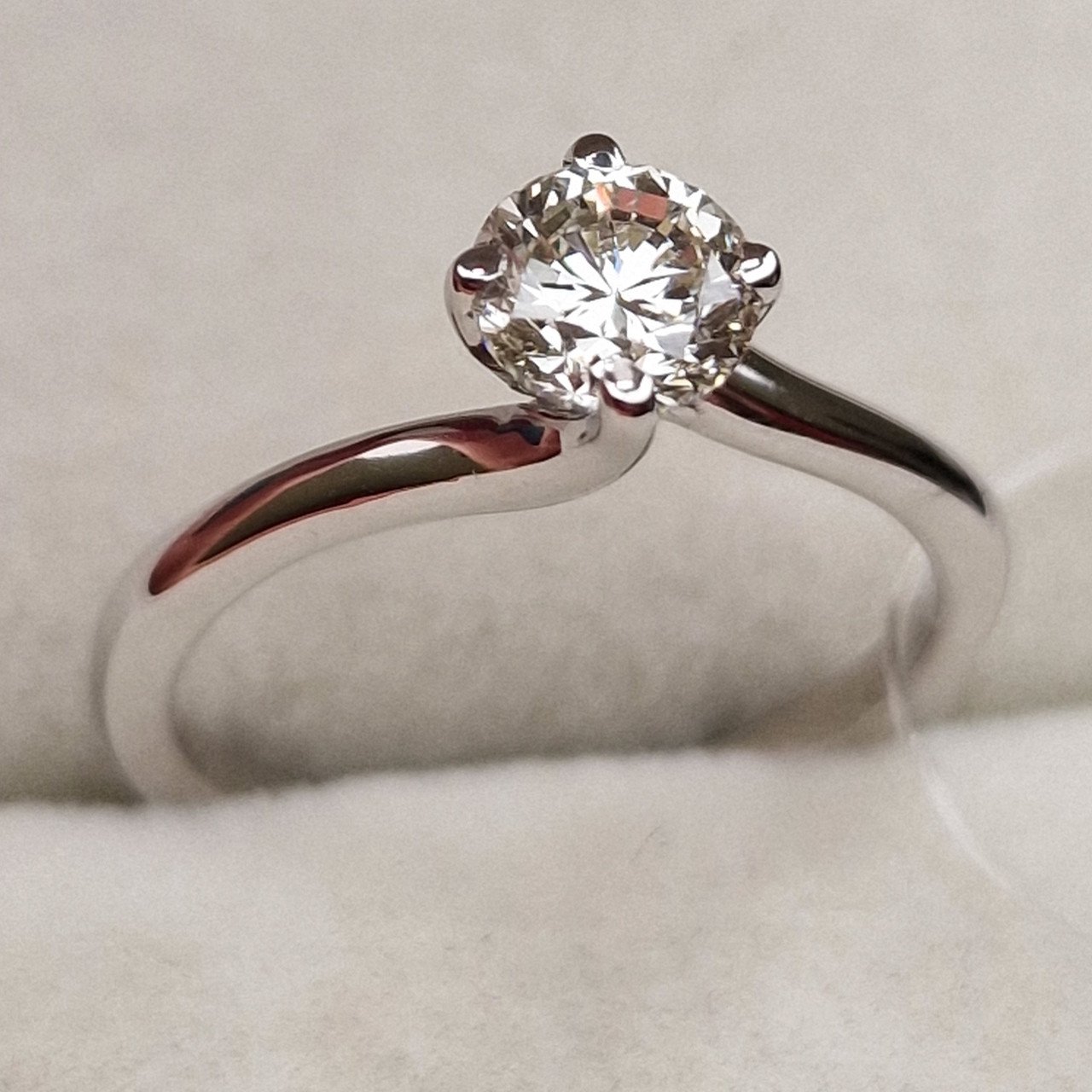 Кольцо Deimantas 95789473 16,51р 2,28гр 0,72ct. купить,NaN