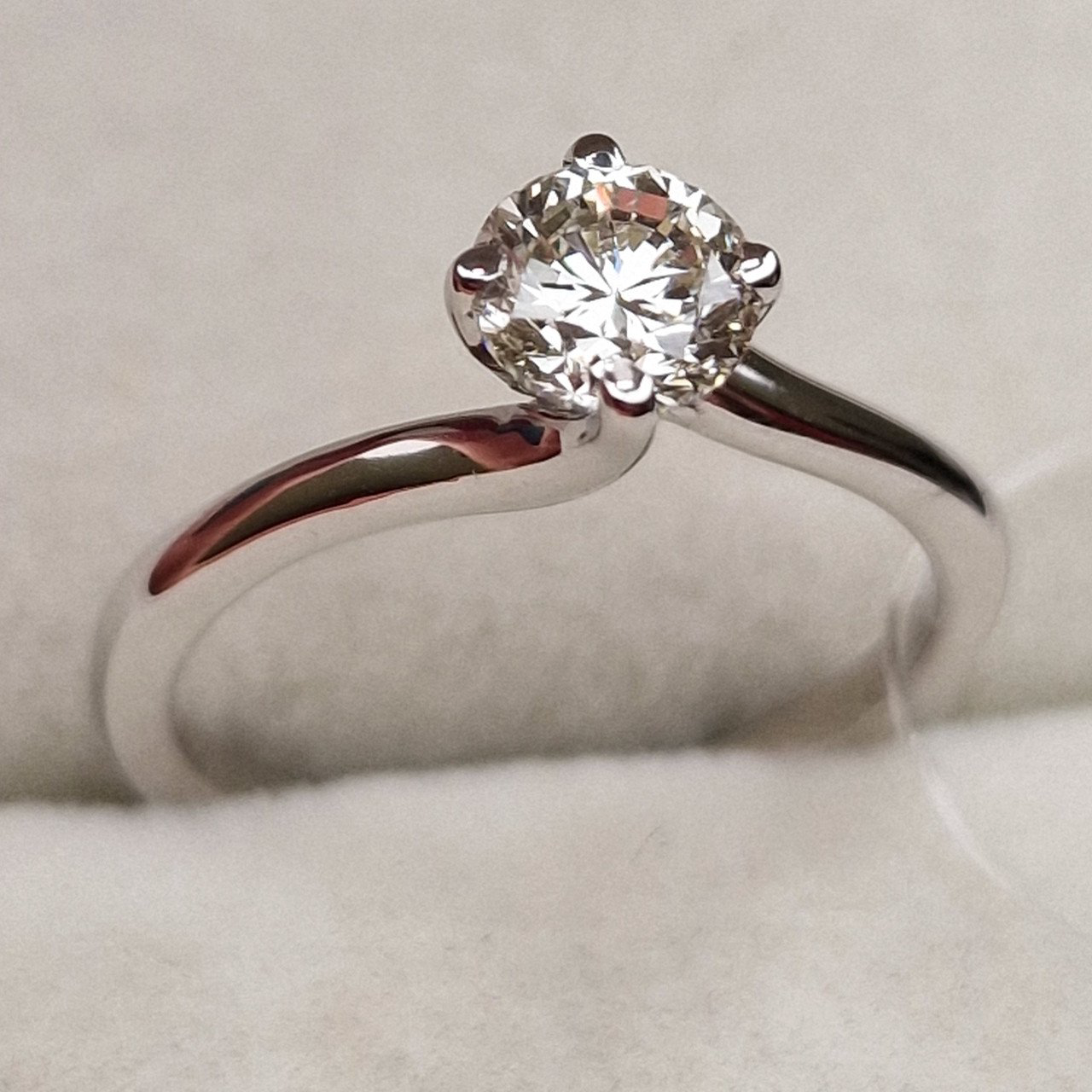 Кольцо Deimantas 95789473 16,51р 2,28гр 0,72ct. купить,NaN