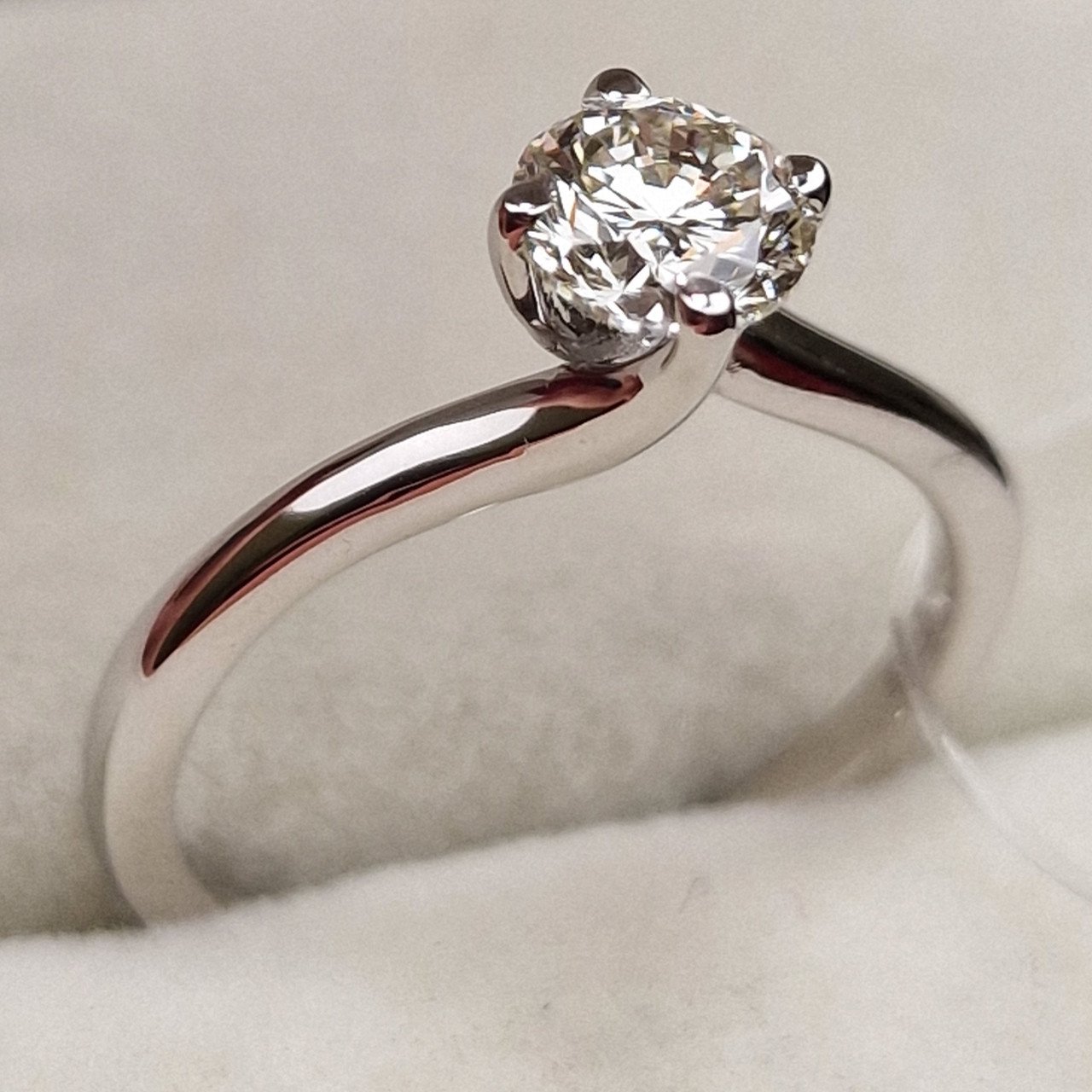 Кольцо Deimantas 95789473 16,51р 2,28гр 0,72ct. купить,NaN