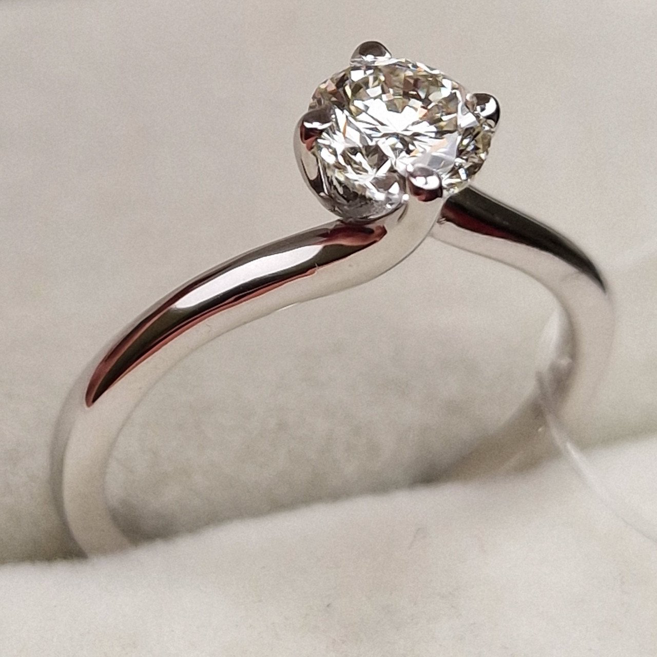 Кольцо Deimantas 95789473 16,51р 2,28гр 0,72ct. купить,NaN