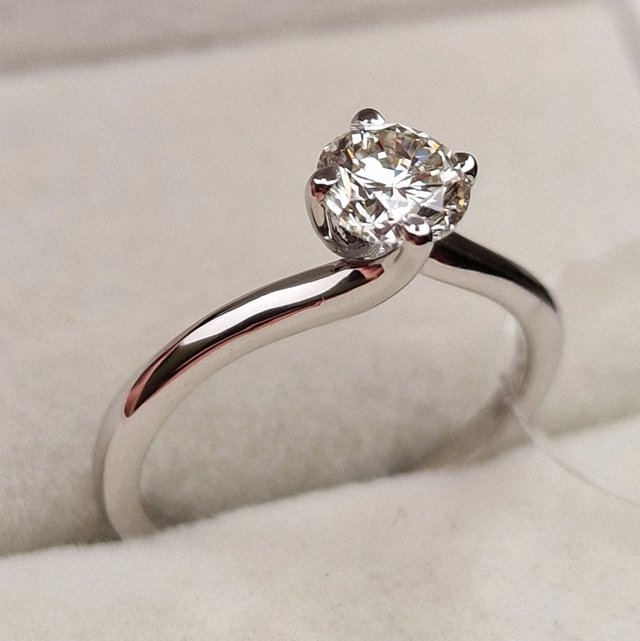 Кольцо Deimantas 95789473 16,51р 2,28гр 0,72ct. купить,NaN