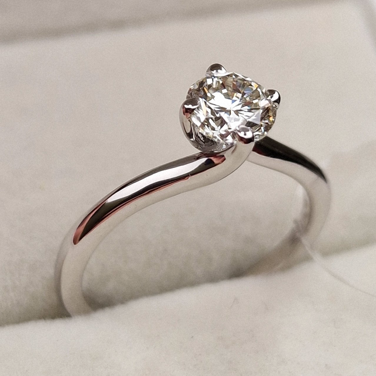 Кольцо Deimantas 95789473 16,51р 2,28гр 0,72ct. купить,NaN