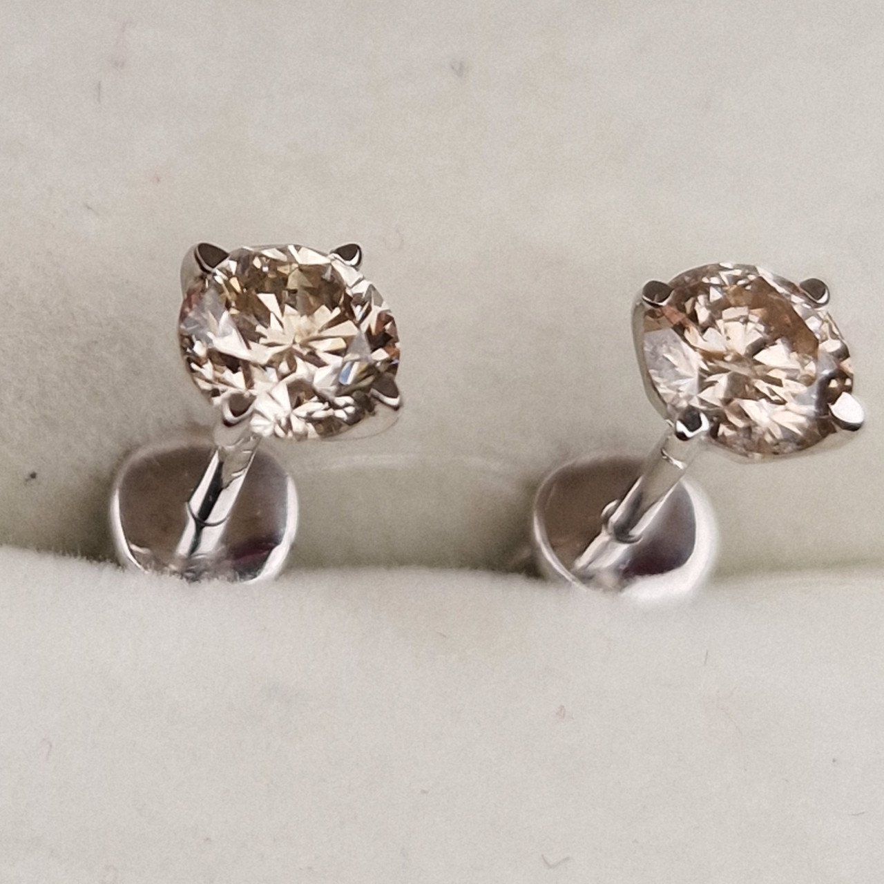 Серьги Deimantas 98703296 1,32гр 1,04ct. купить,NaN