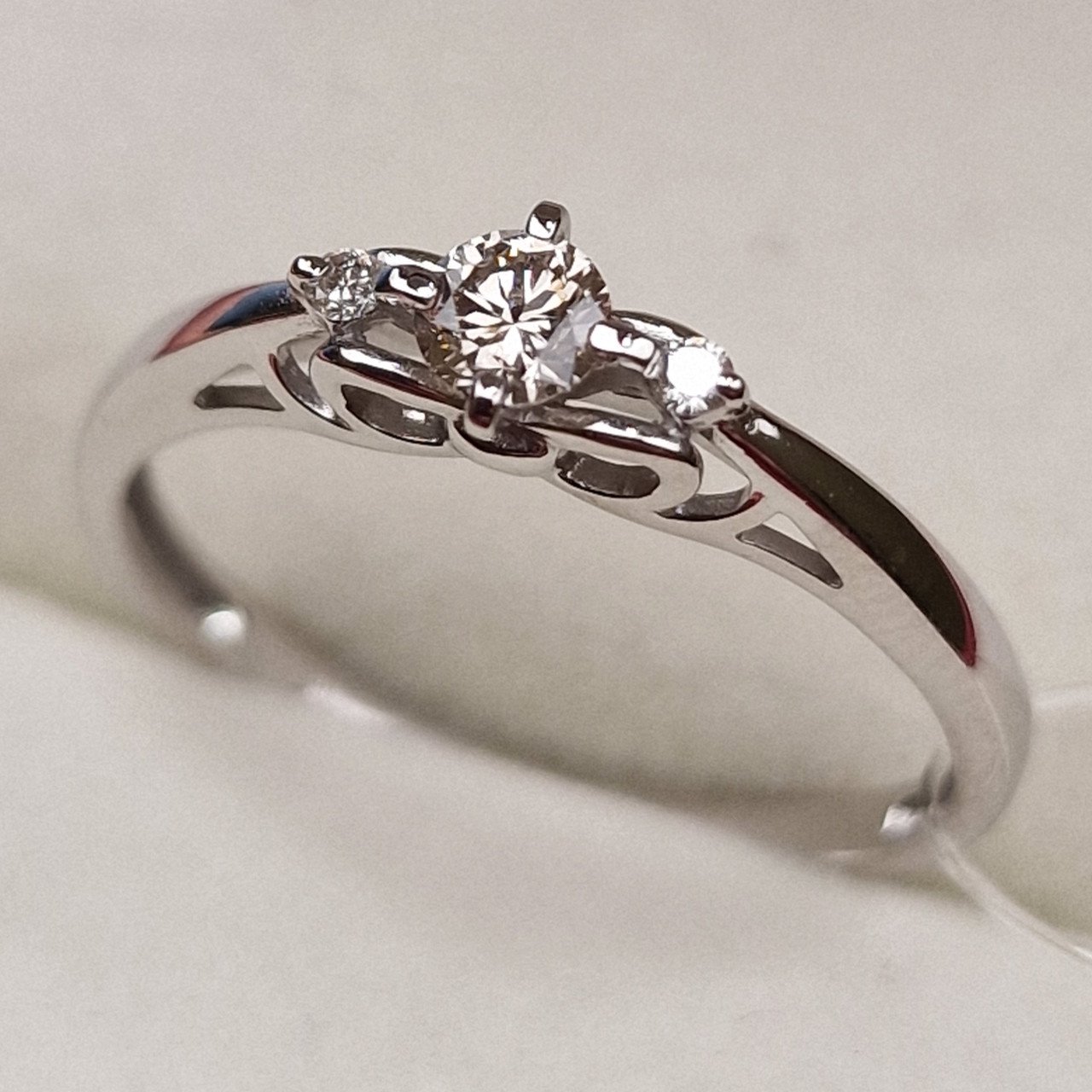 Кольцо Deimantas 98703310 18р 1,76гр 0,19ct. купить,NaN