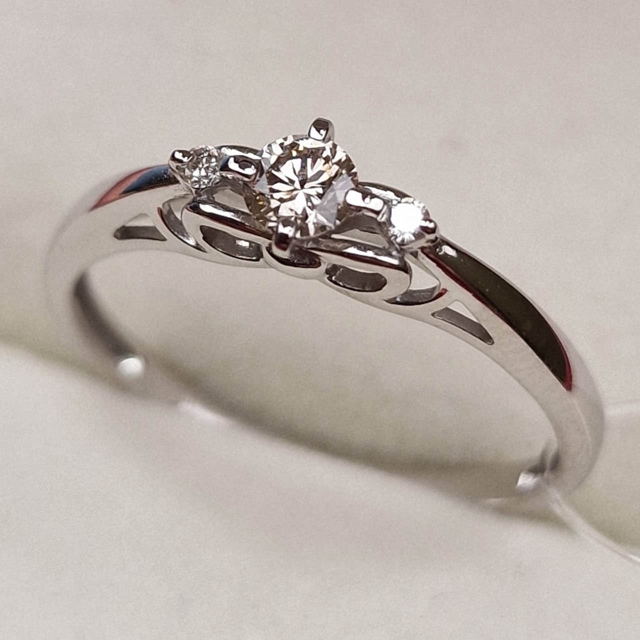 Кольцо Deimantas 98703310 18р 1,76гр 0,19ct. купить,NaN