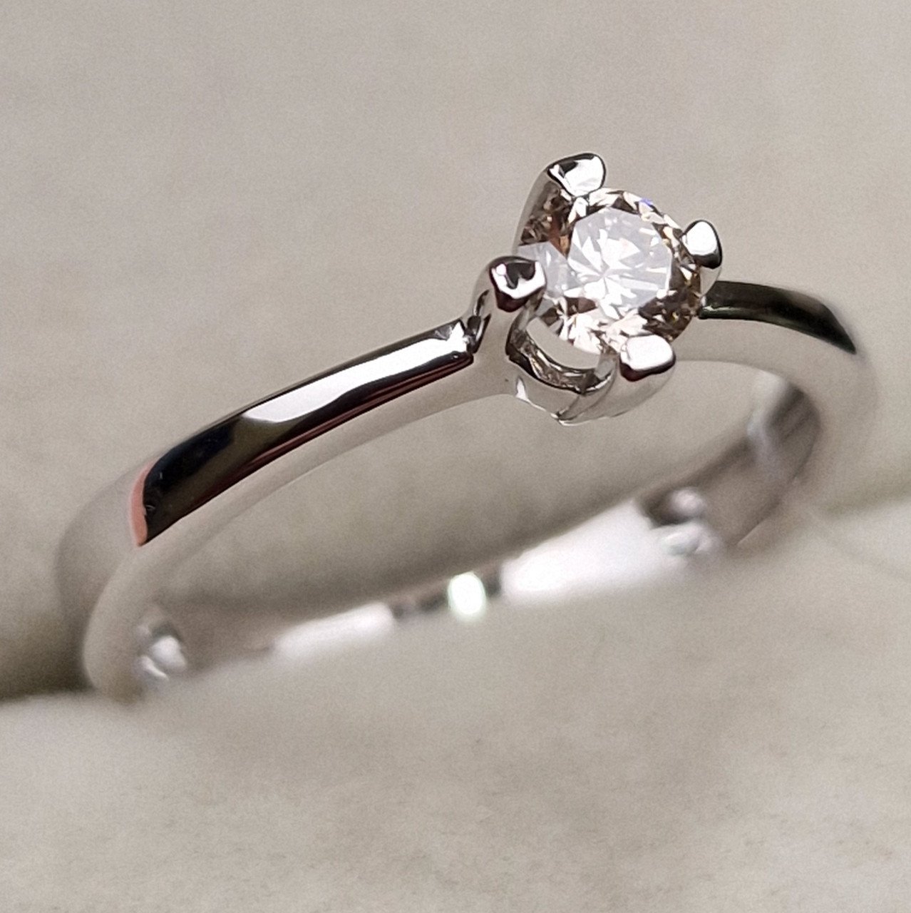 Кольцо Deimantas 98703326 17р 2,3гр 0,24ct. купить,NaN