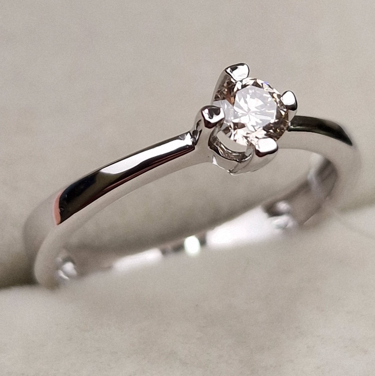 Кольцо Deimantas 98703326 17р 2,3гр 0,24ct. купить,NaN