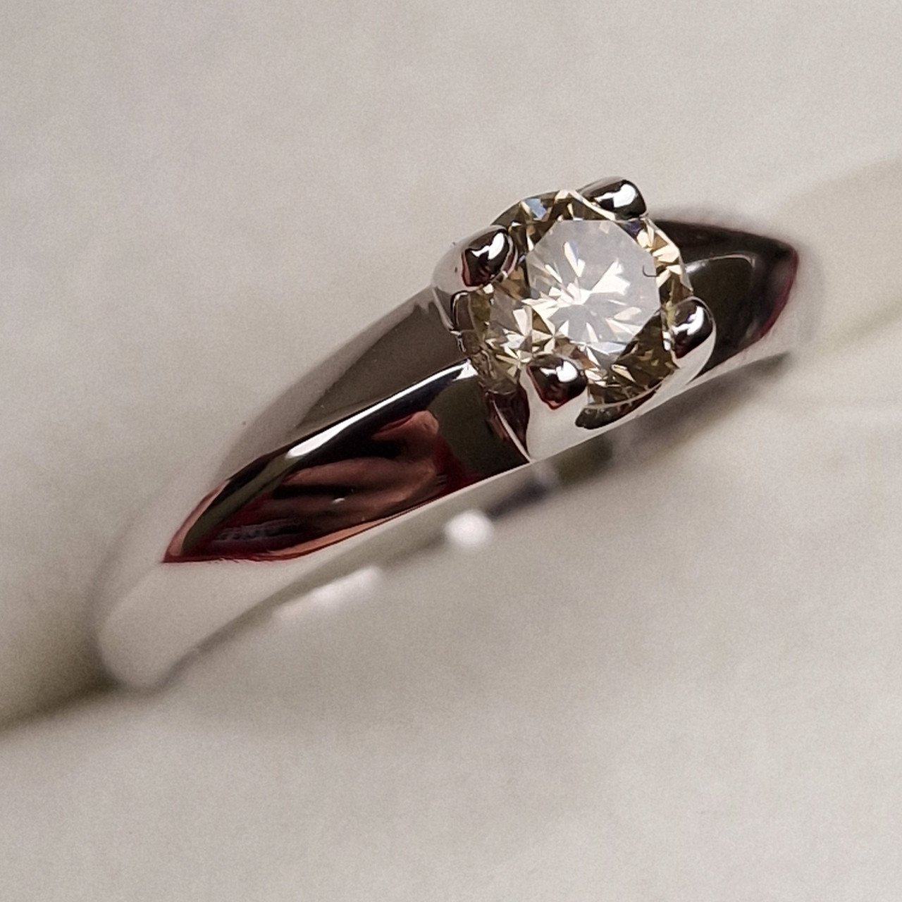 Кольцо Deimantas 98703349 16,5р 1,78гр 0,51ct. купить,NaN