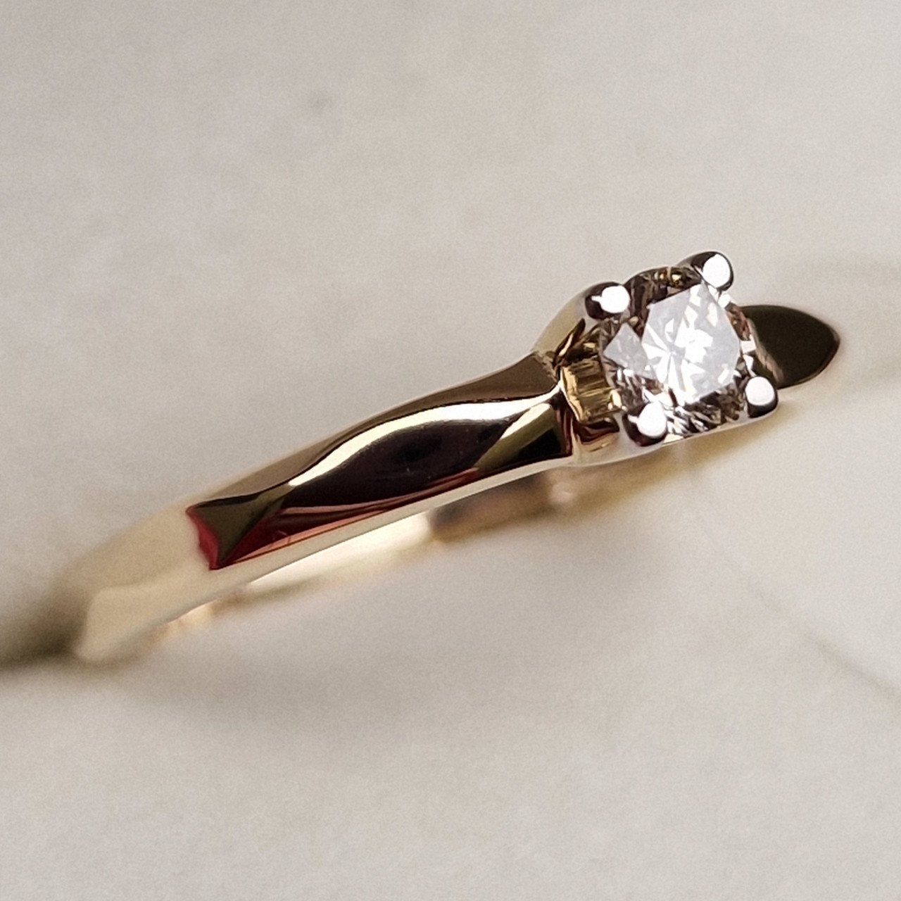Кольцо Deimantas 98703377 17,5р 2,41гр 0,23ct. купить,NaN