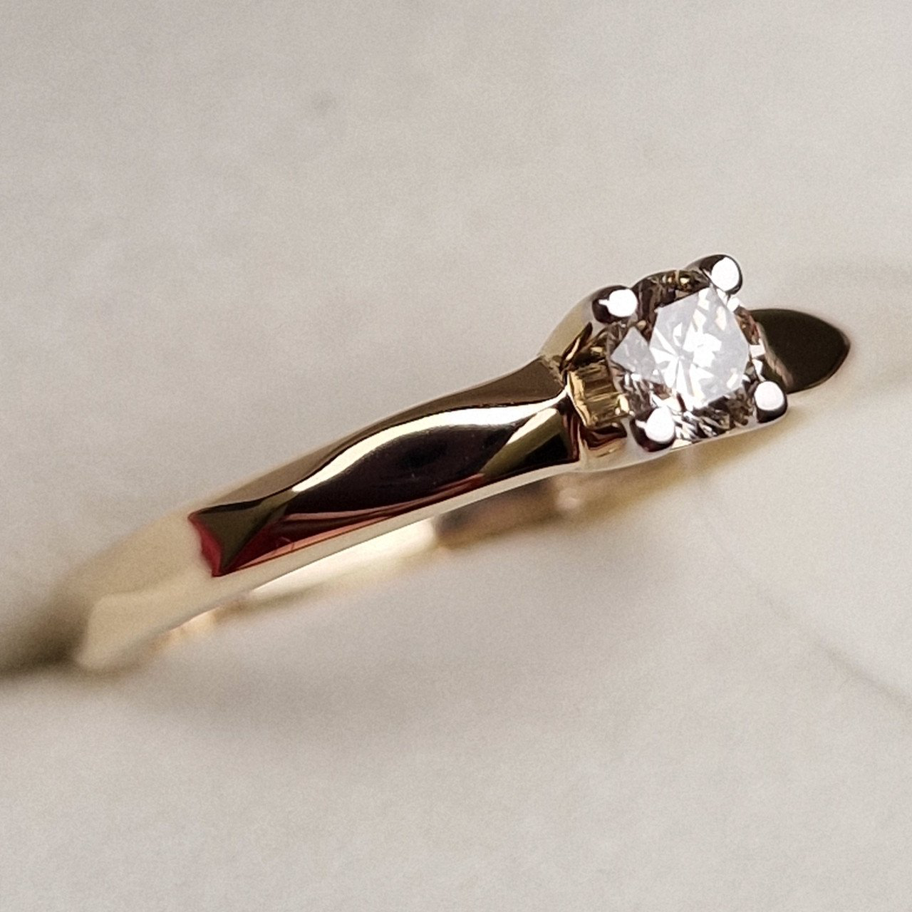 Кольцо Deimantas 98703377 17,5р 2,41гр 0,23ct. купить,NaN