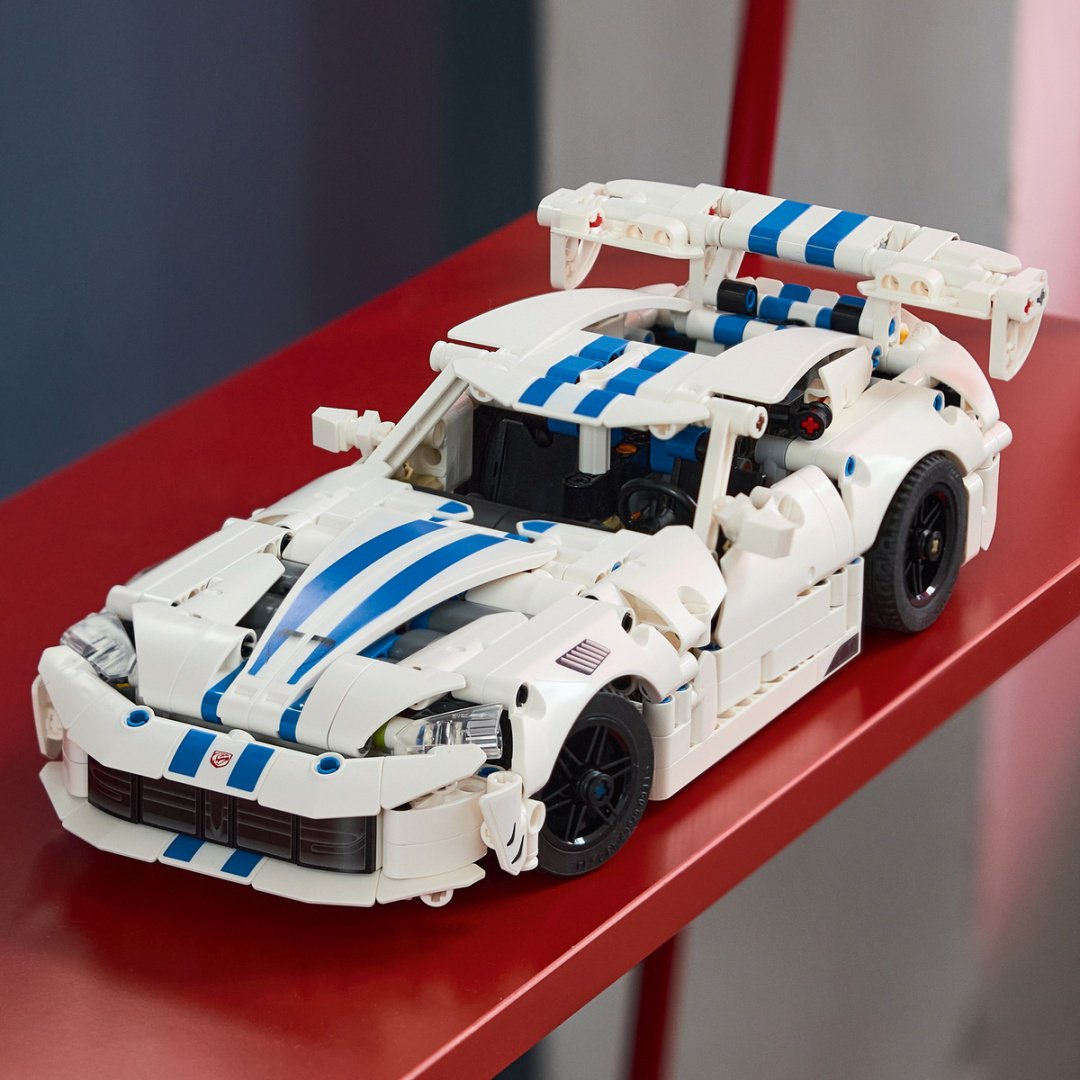 Конструктор LEGO Technic Спорткар Dodge Viper GTS-R 42234, деталей 805 шт